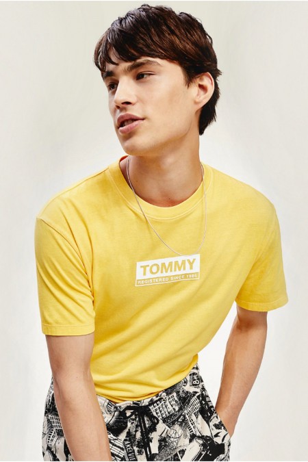 Tee shirt basic à logo imprimé  Tommy Jeans ZFU jaune DM0DM08364